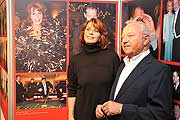 Senta Berger mit Erwin Schneider, von dessen Agentur die meisten Bilder der Ausstellung stammen (©Foto: gm)